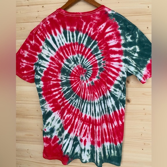 NEW GILDAN Soft Style Unisex XL Tie-Dye T-Shirt Red Green Spiral Holiday Festive - Picture 6 of 8